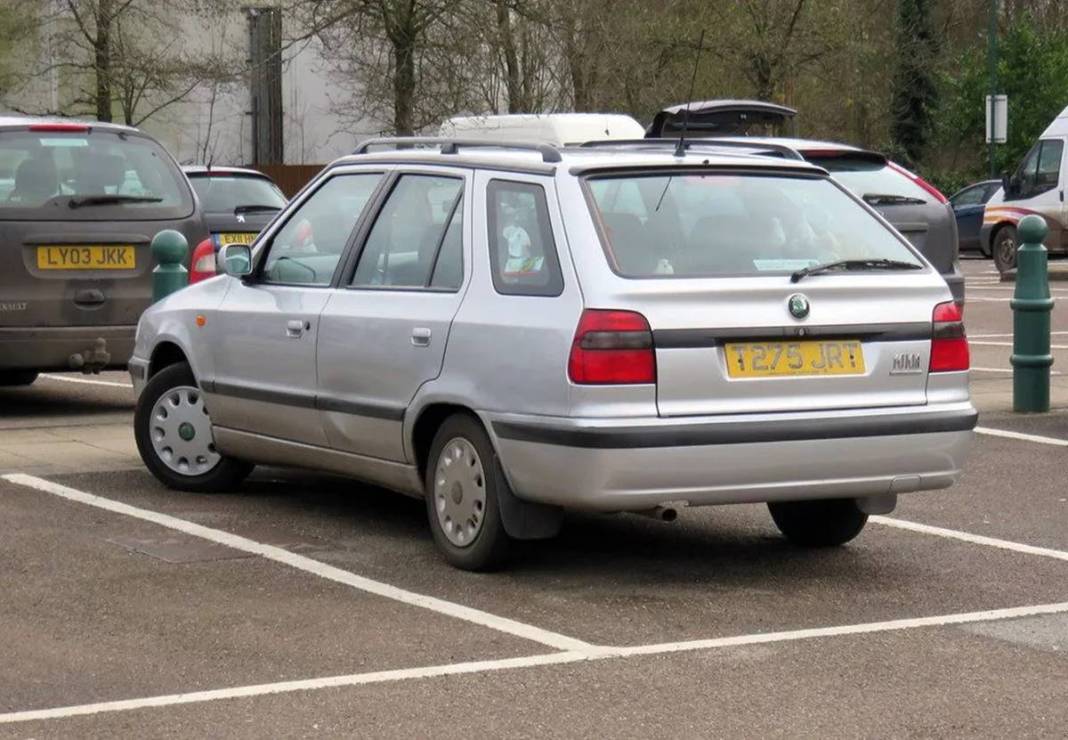 Uygun fiyatlı araba arayanlar havalara uçacak! 100 bin TL'ye alınabilecek en iyi 5 otomobil 6